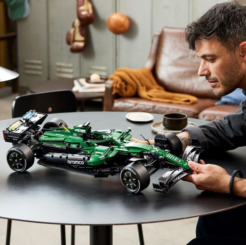 42240 Technic Bolid F1® Aston Martin Aramco AMR25